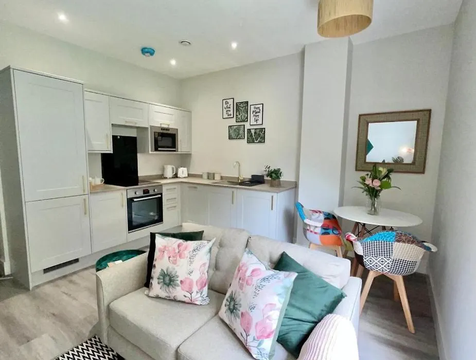 Gorgeous New 1 Bed, Town Centre,Parking,Garden-1