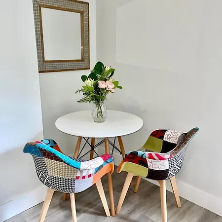 Gorgeous New 1 Bed, Town Centre,Parking,Garden-3