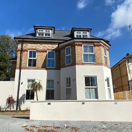 Gorgeous New 1 Bed, Town Centre,Parking,Garden-2